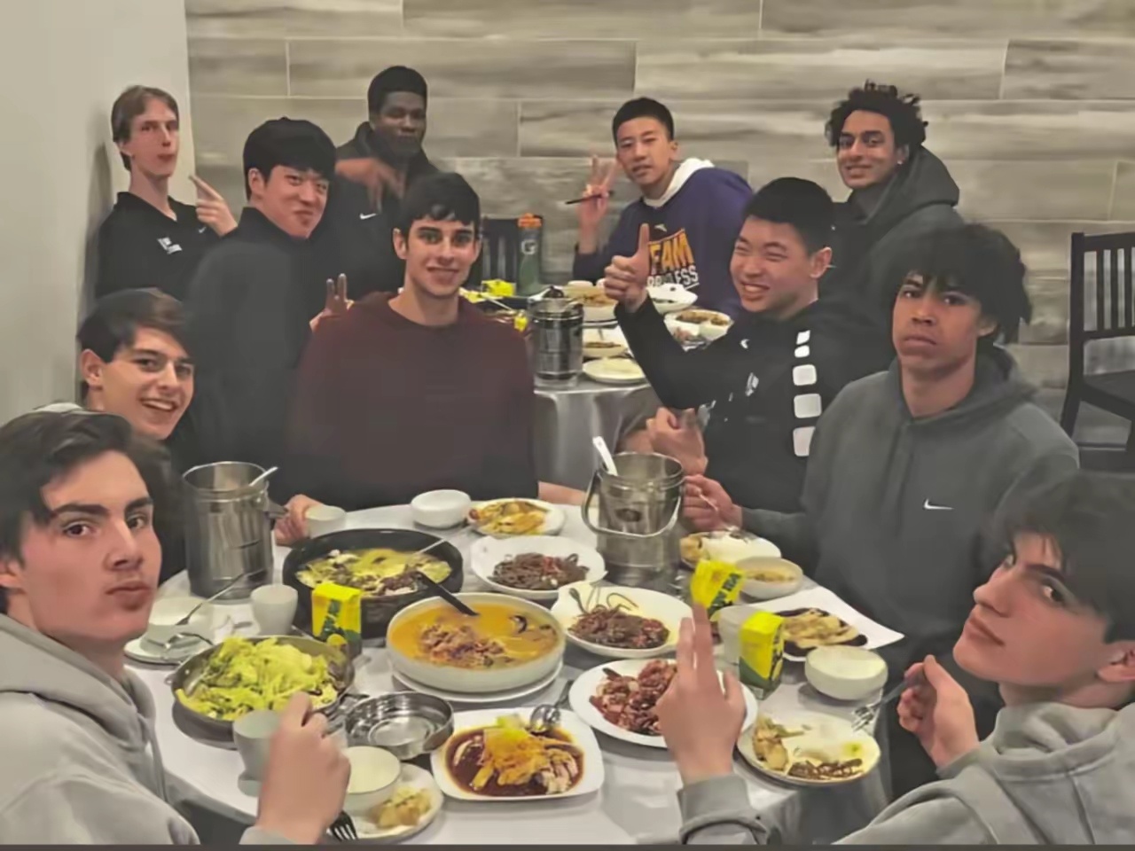一张老照片：王俊杰与崔永熙，在澳洲NBA学院训练提升时期的宝贵留影。照片中还有n