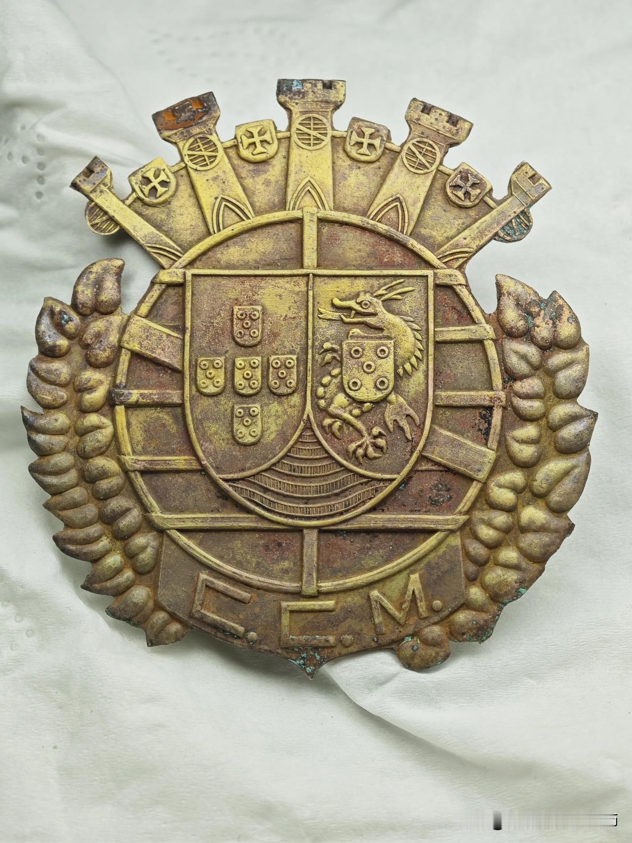 分享一件你喜欢的藏品前天的收获，你们看这是啥帽徽？[呲牙]