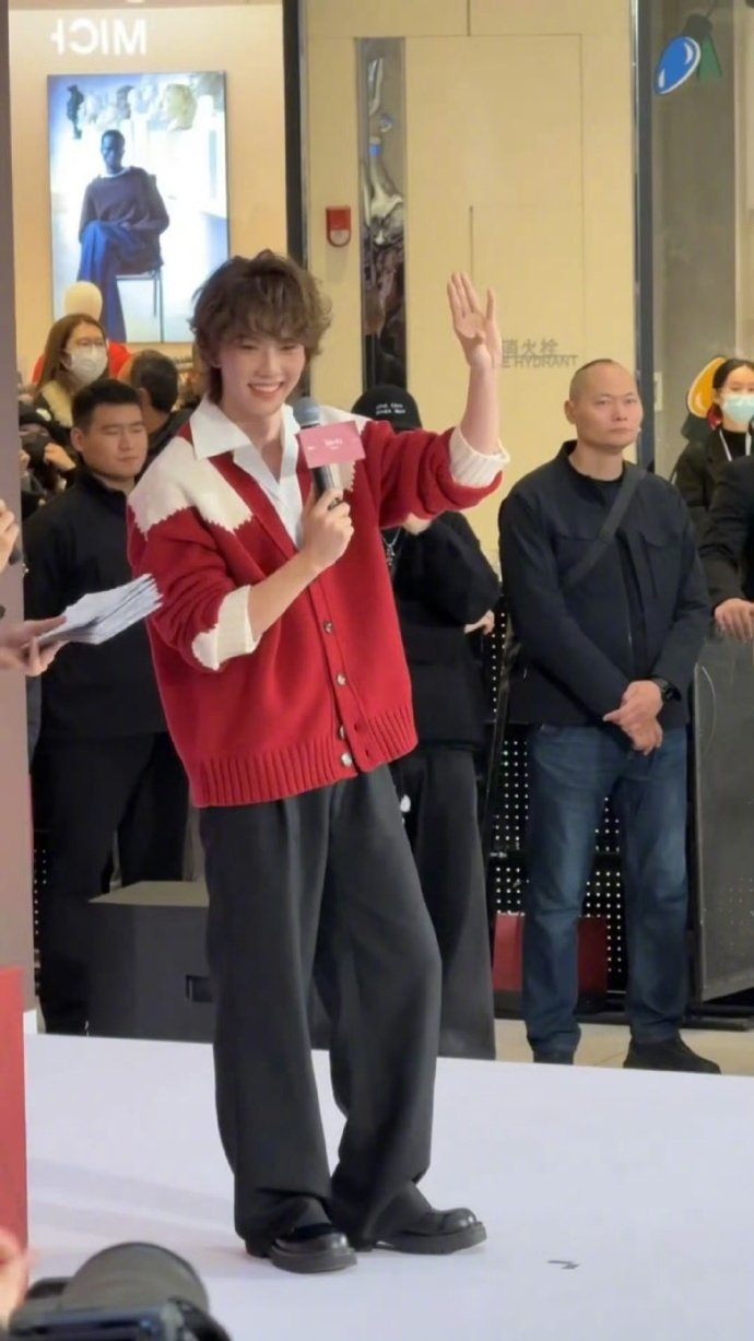 马柏全红毛衣卷毛造型 马柏全红毛衣卷毛造型，这个马柏全萌成啥了！ 