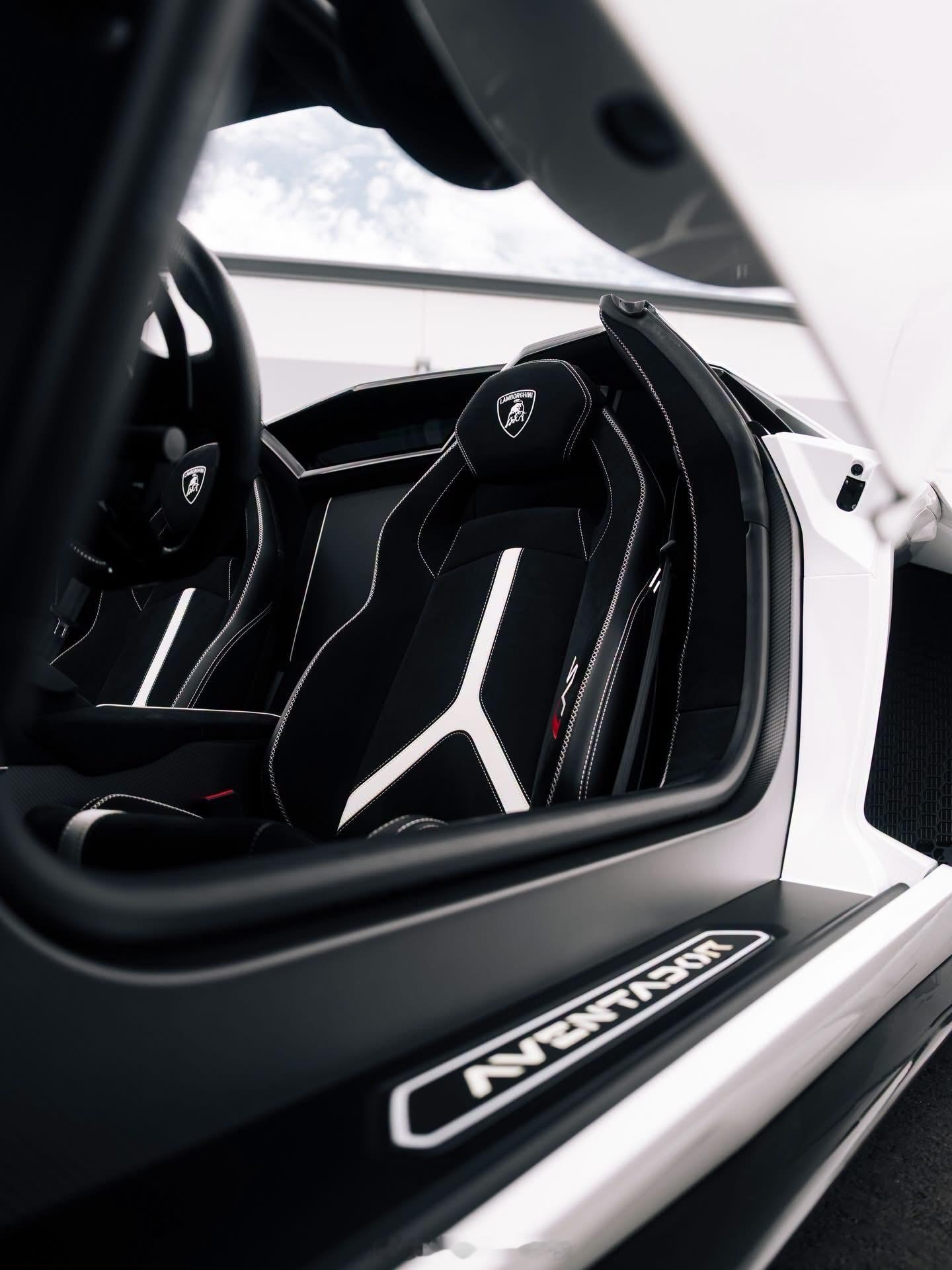 虽然是老款了依旧很嚣张很科幻🖤🖤🖤Lamborghini Aventado