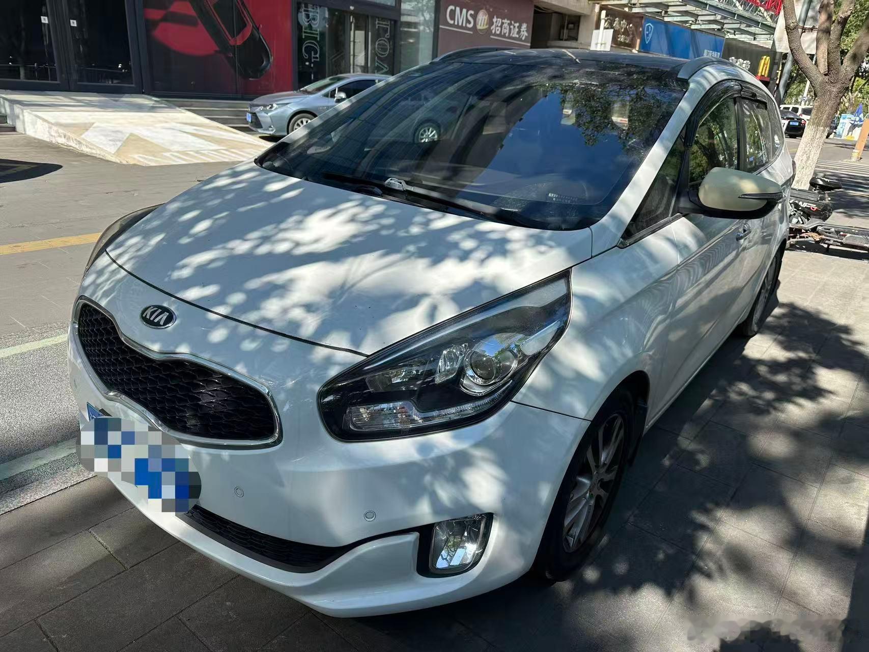 2万多很实用的车型，13年12月起亚佳乐，自动2.0七座豪华版，本地极品一手车，