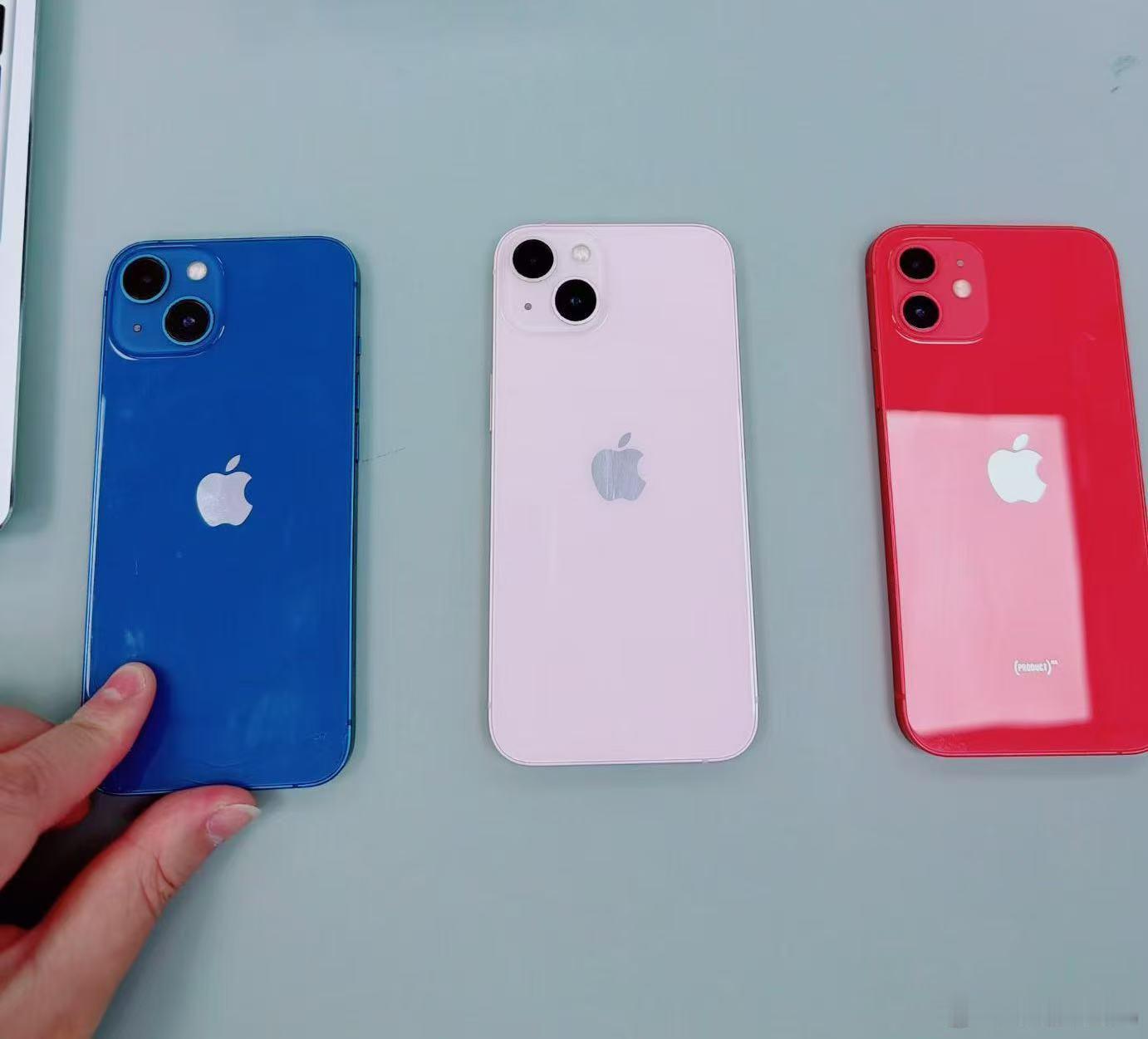 iPhone 12 红色 、iPhone 13 256G 蓝色 和 粉色 ，库房