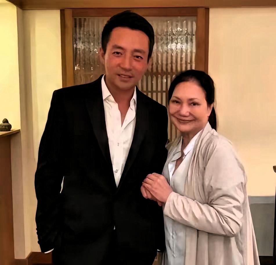 很多人从未读懂徐家真实的家庭关系，看似母亲宠溺女儿，实则多年分歧早已埋下隐患。大