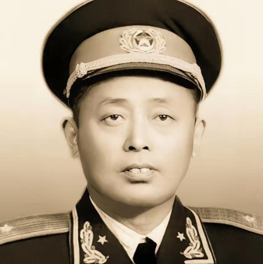 1949年，二野四兵团途经麻城时，一个盲人老太太走了过来，询问儿子的下落，陈赓笑