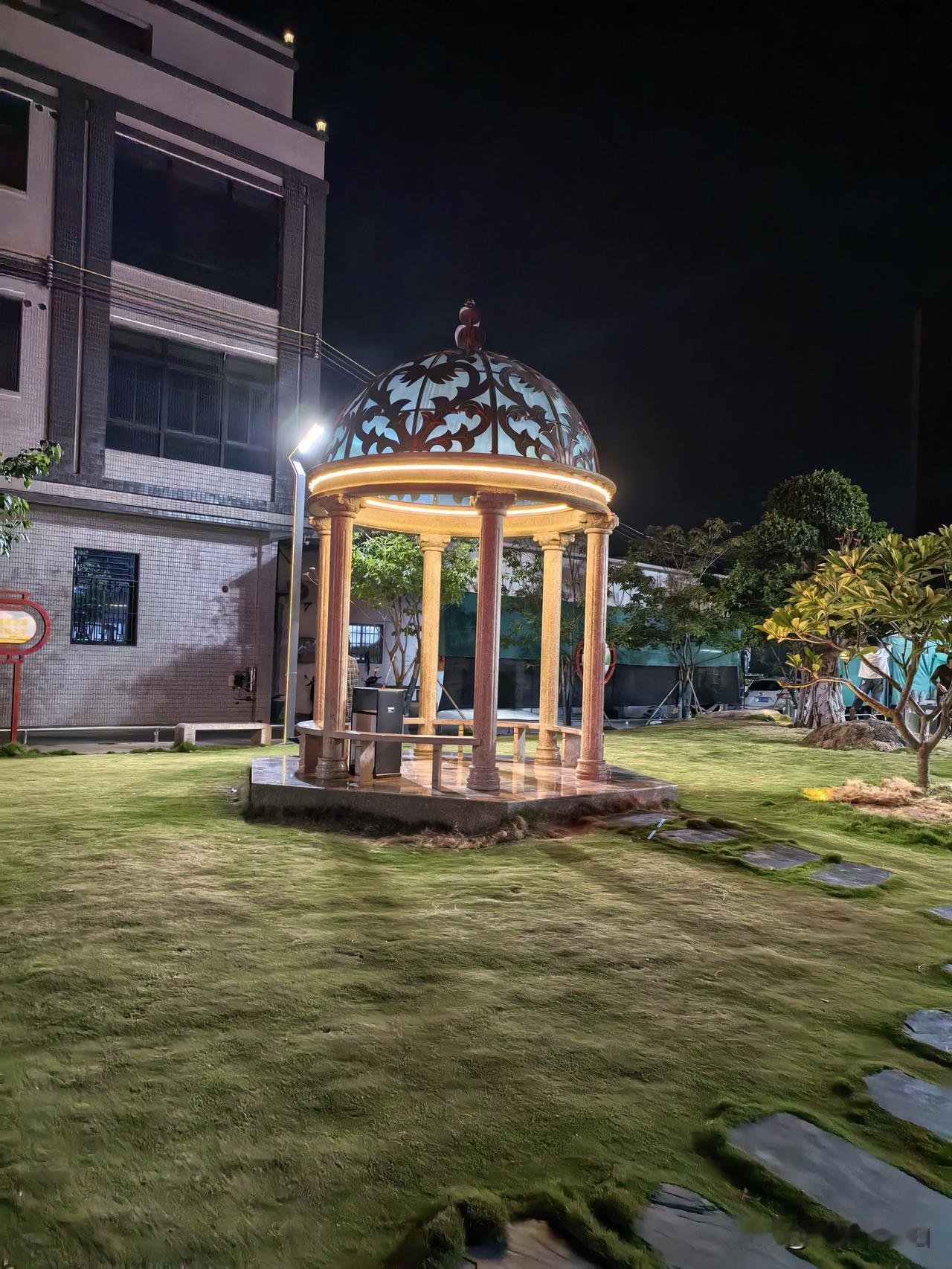 周末牛马工具人再度上线！

孩子的同学要过生日，
邀请了朋友参加，
孩子受邀参加