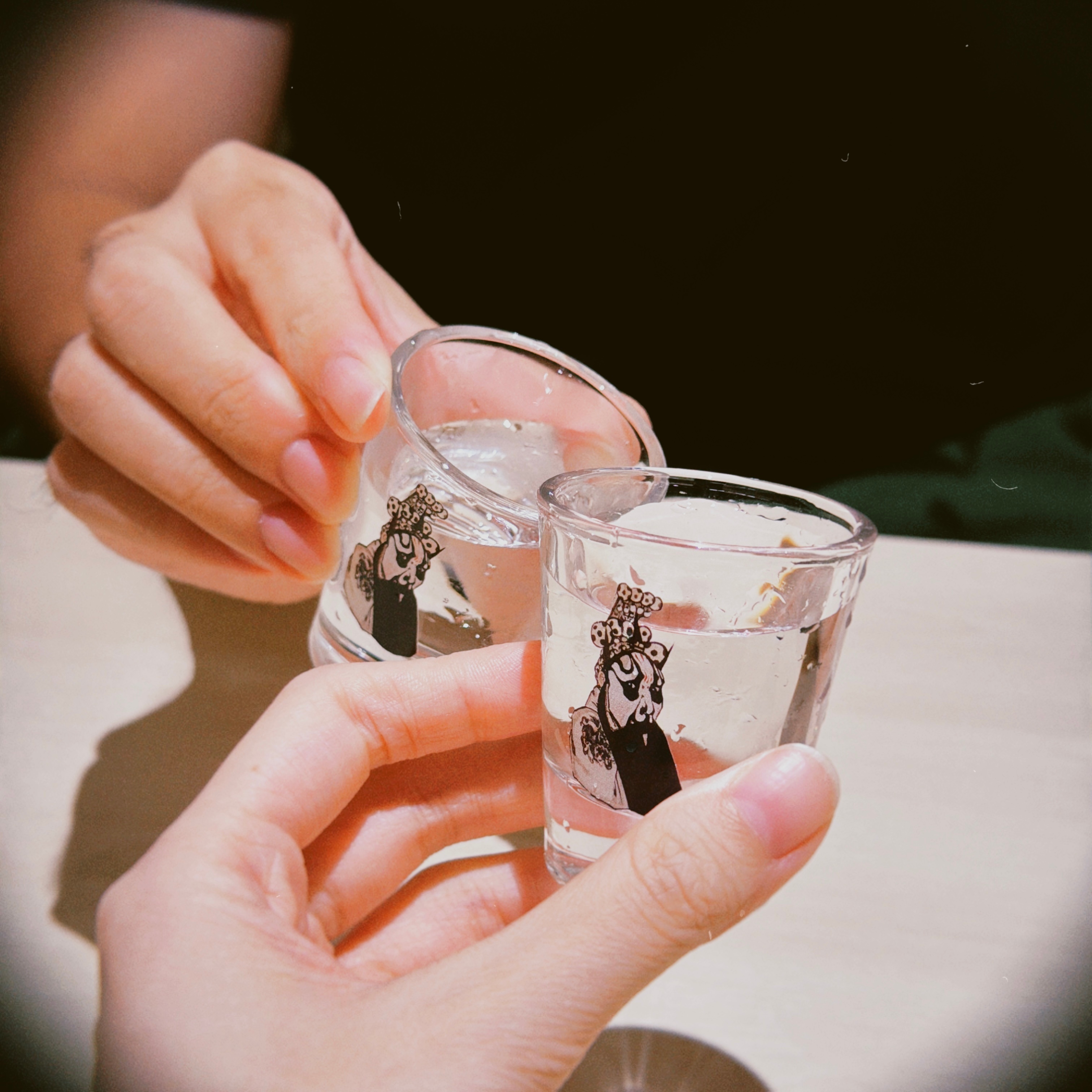 《在座皆是酒色之徒》 ​​​