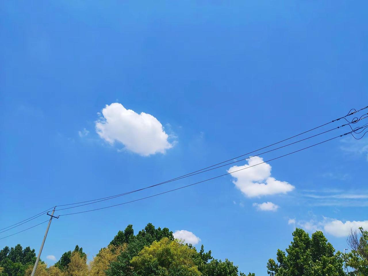 好事刷爆。妻子约我去qing侣jiu店开房。我刚tuo光衣服，从浴室里走出来的却
