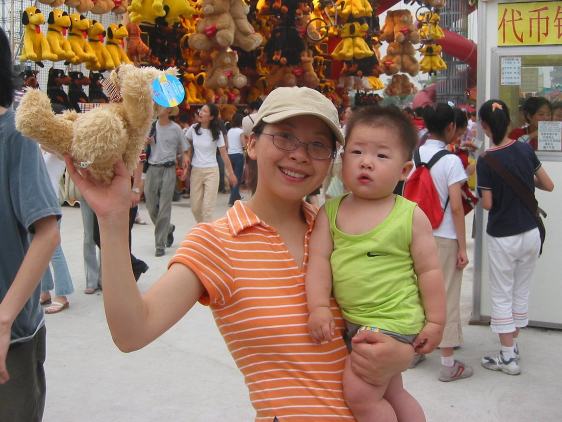 网盘搜图片，突然看到2003年7月1日的一张照片。23年过去了~  怀中的孩子已