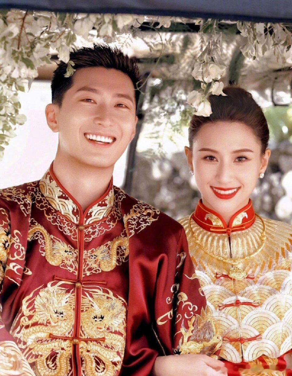窦骁和何超莲结婚后反而互动很少，记得没结婚前到哪都合.体，结了婚反而说各自很忙[