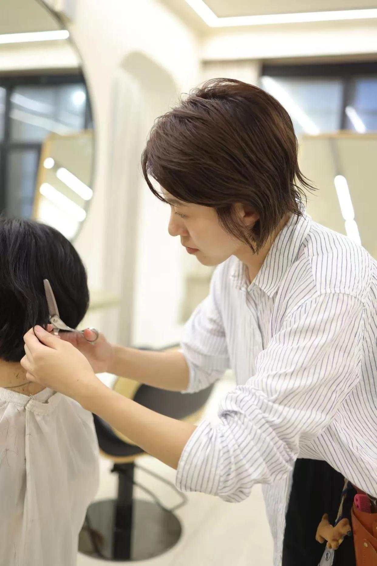 “人生没有标准答案！”985毕业生放下月入几万的高薪，突然拿起剪刀当理发师。这不