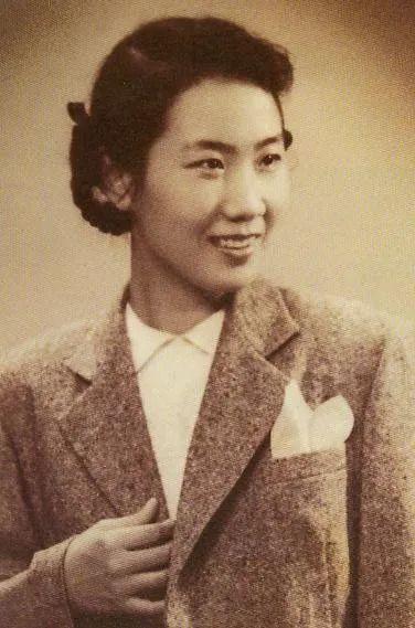 袁雪芬（1922年3月26日—2011年2月19日），原名袁雪雰[fēn]，浙江