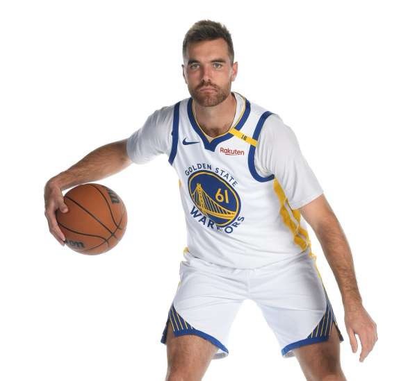 NBA常规赛战火再燃，勇士主场以99 - 94险胜骑士。此役，帕特·斯潘塞迎来生