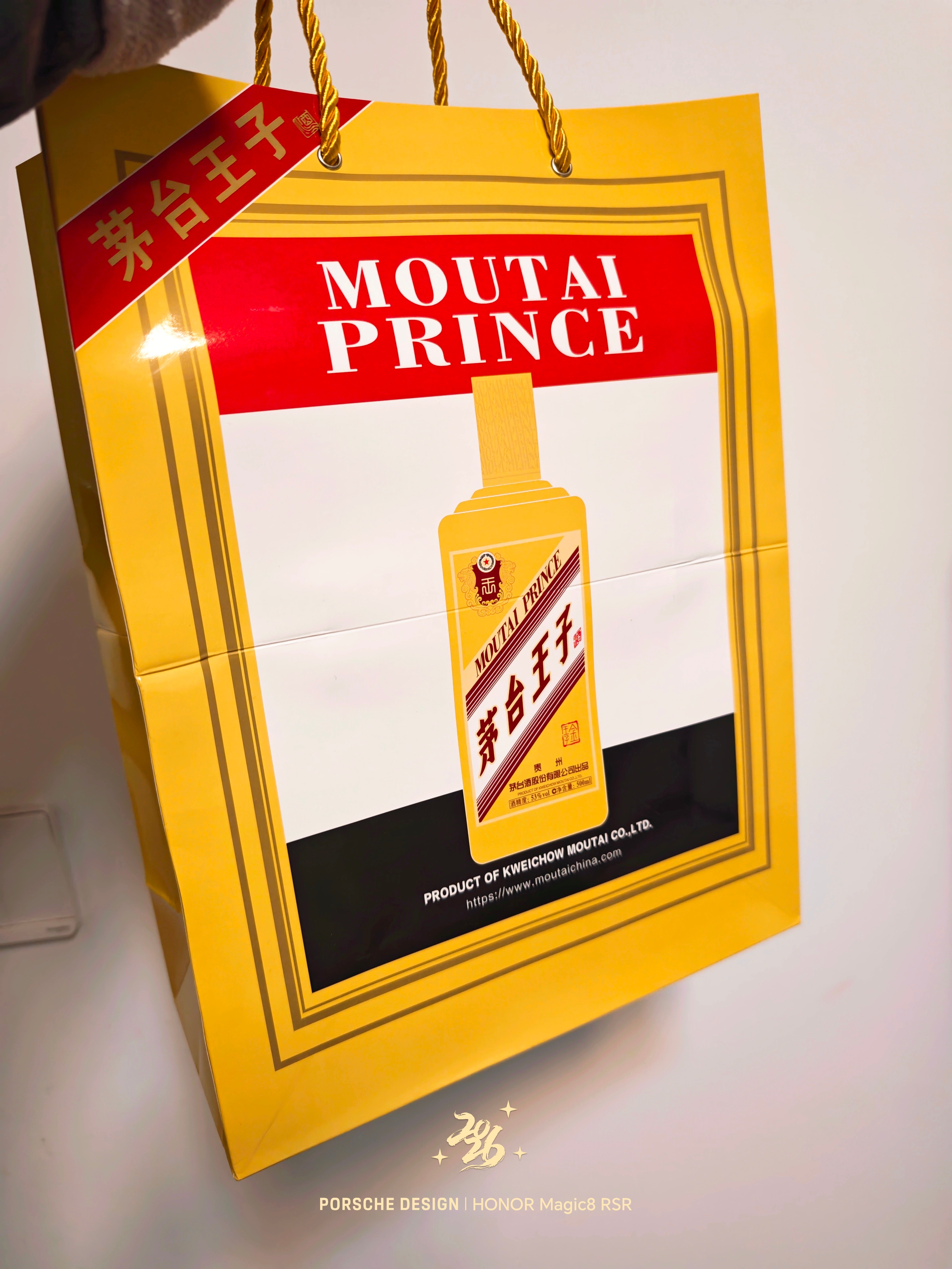 一箱牛奶完成了串门的使命春节过年串门，尤其给上岁数的亲戚送礼，一般都是送一些实用