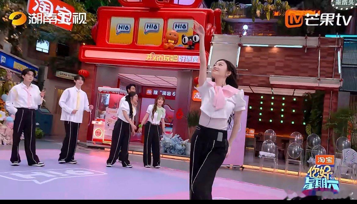 景甜这几步跳我心坎上了景甜跳舞就这样撩人心弦旋律轻柔舞姿曼妙，景甜一转身一抬眸都