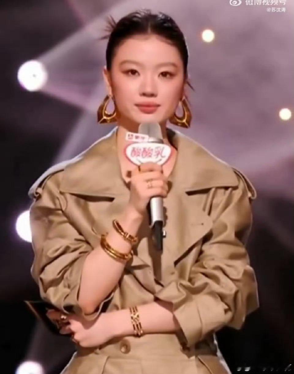 单依纯re白举纲爽一把名场面 白举纲用“四位数曲库选两位数来唱”的较真，换来了单