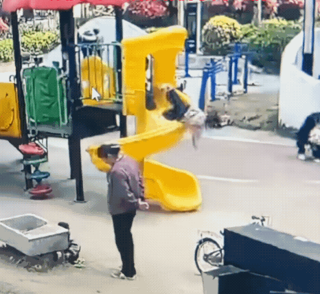 带孩子真的一秒都不能分心！就因为老人转头跟人聊了几句天，两岁多的孙女从滑梯上直接