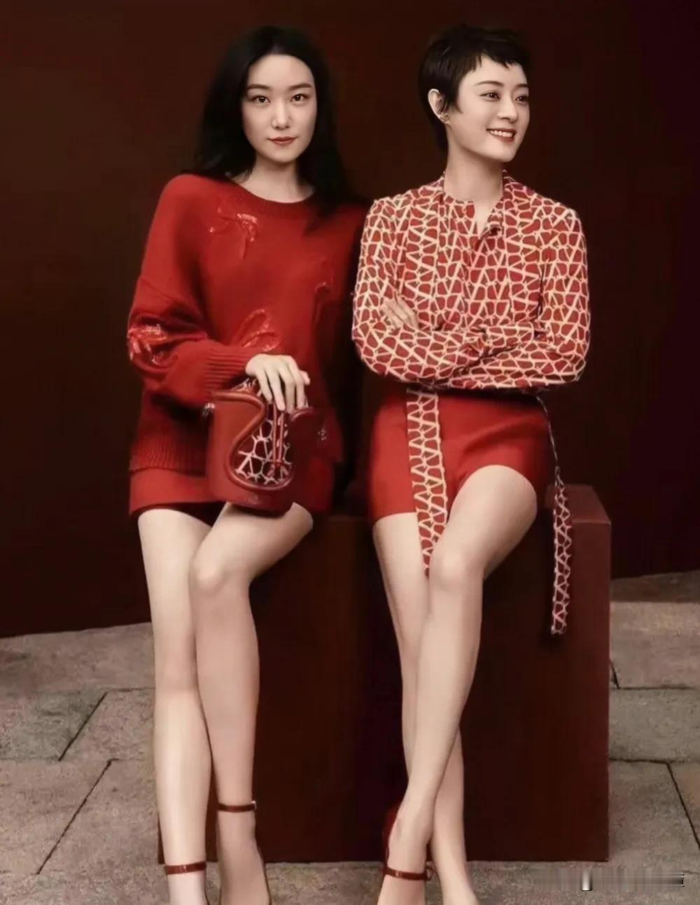 40岁孙俪与21岁妹妹首次合体拍写真。妹妹长相大气，气质清冷，向下眺看的眼神与姐