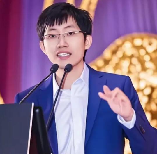 同样AI模型发布股市冰火两重天，散户炒股别看热闹要看透底层刚需逻辑。

很多散户