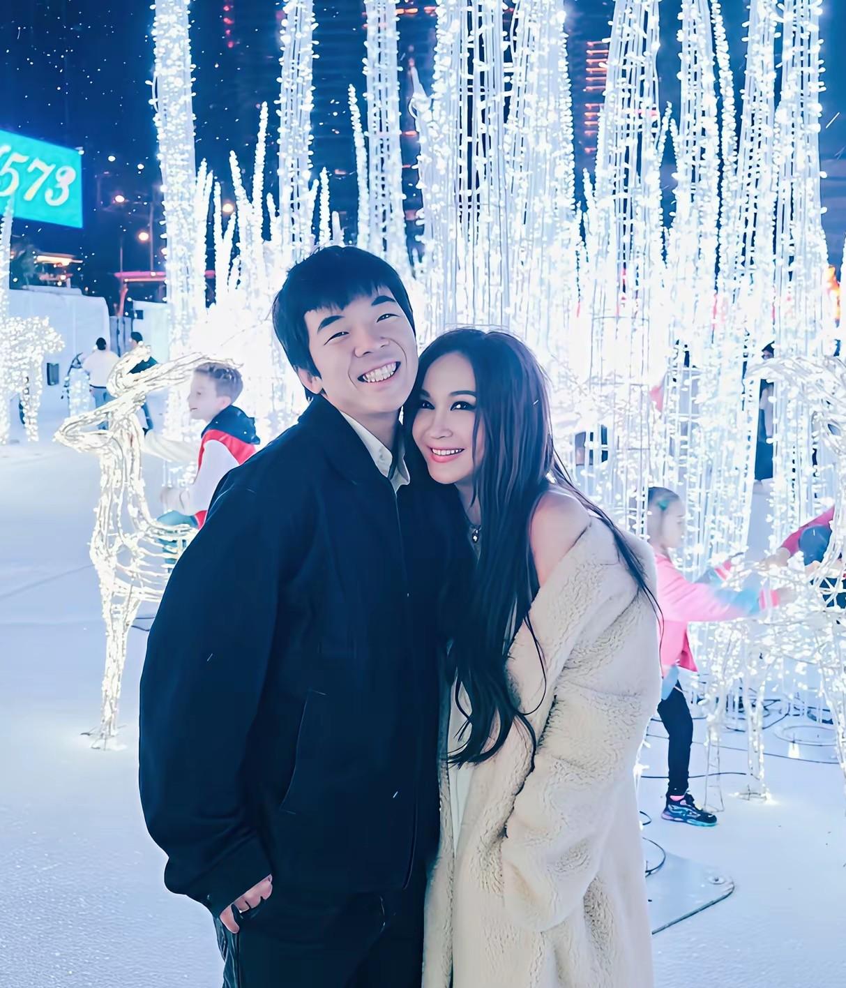 温碧霞和何祖光的养子何国伦已经15岁，看起来好高大，身高已经超过了1.7米，比温