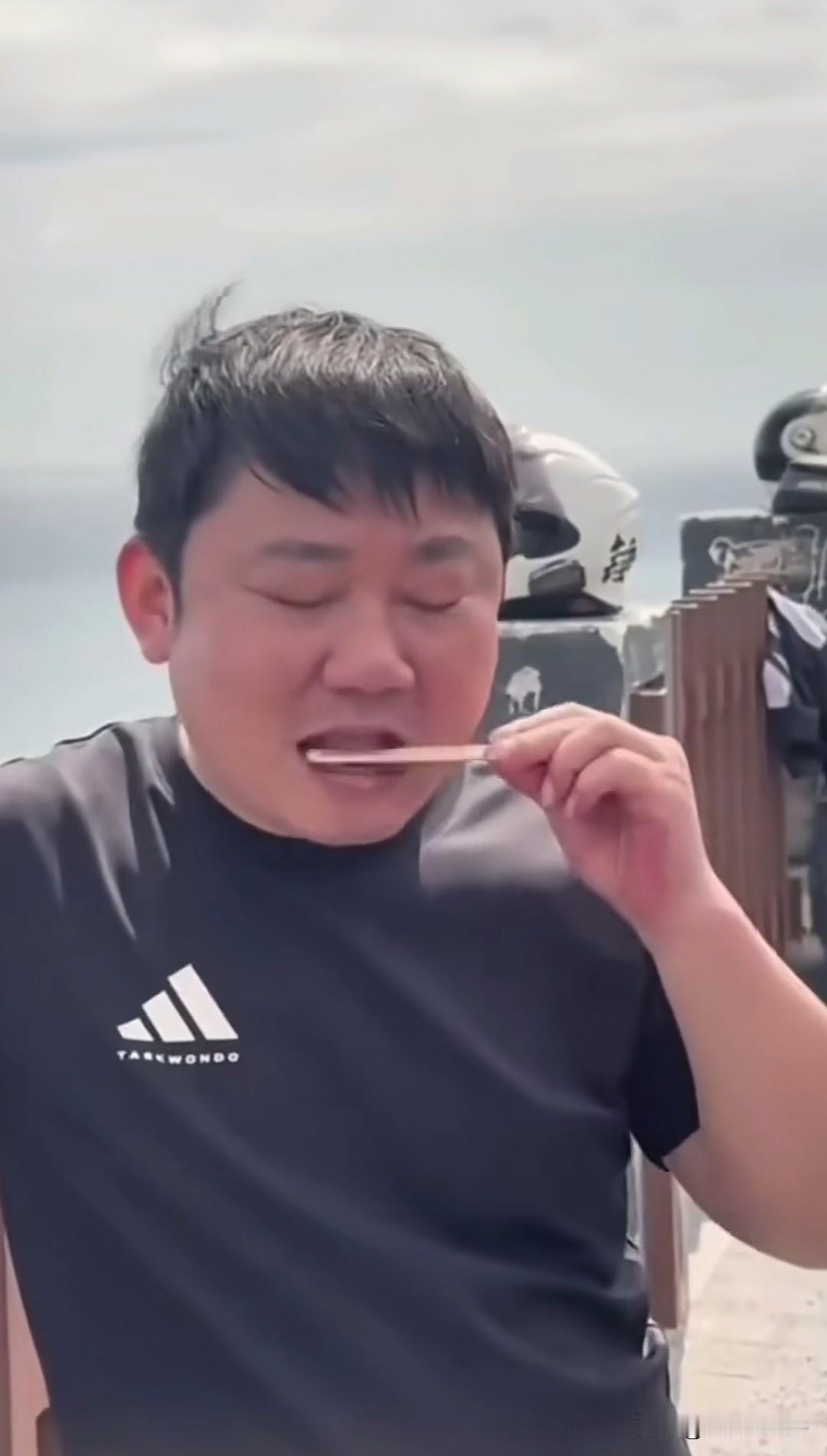 看张雪吃冰棍的视屏，感觉好好笑，好像吃不起是的，如果是我这样，你可以认为我买不起