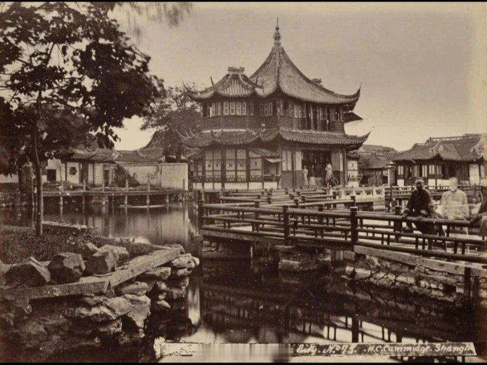 上海豫园始建于明嘉靖年间，至今已有五百多年。1982年豫园被列为全国重点文物保护