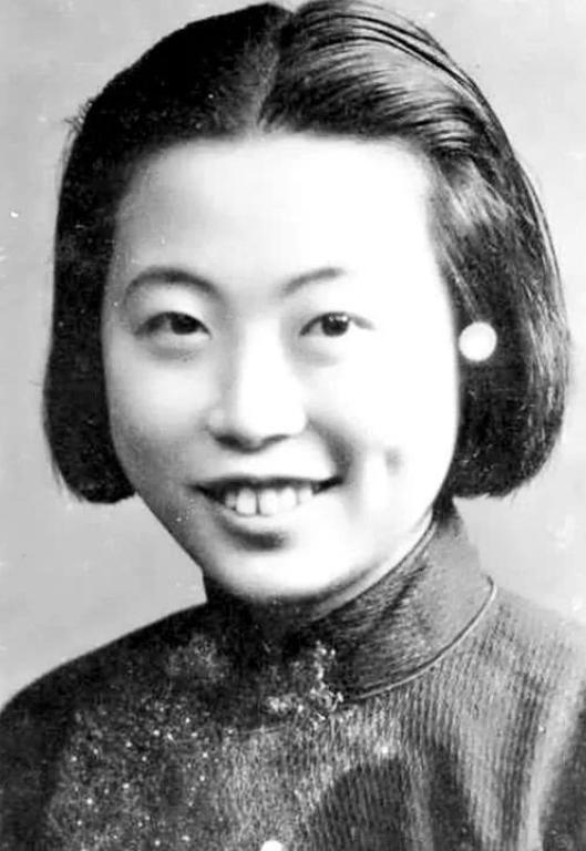 1949年，中共地下交通员沈安娜尚未察觉特务已在走廊尽头设伏，正当她抬手准备推门
