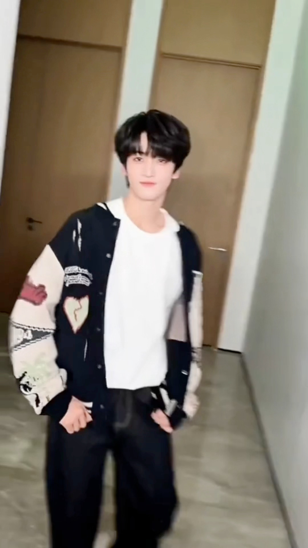 邓佳鑫胆小鬼手势舞 邓佳鑫胆小鬼手势舞来了 元气小猫好会跳 完全萌物来的 