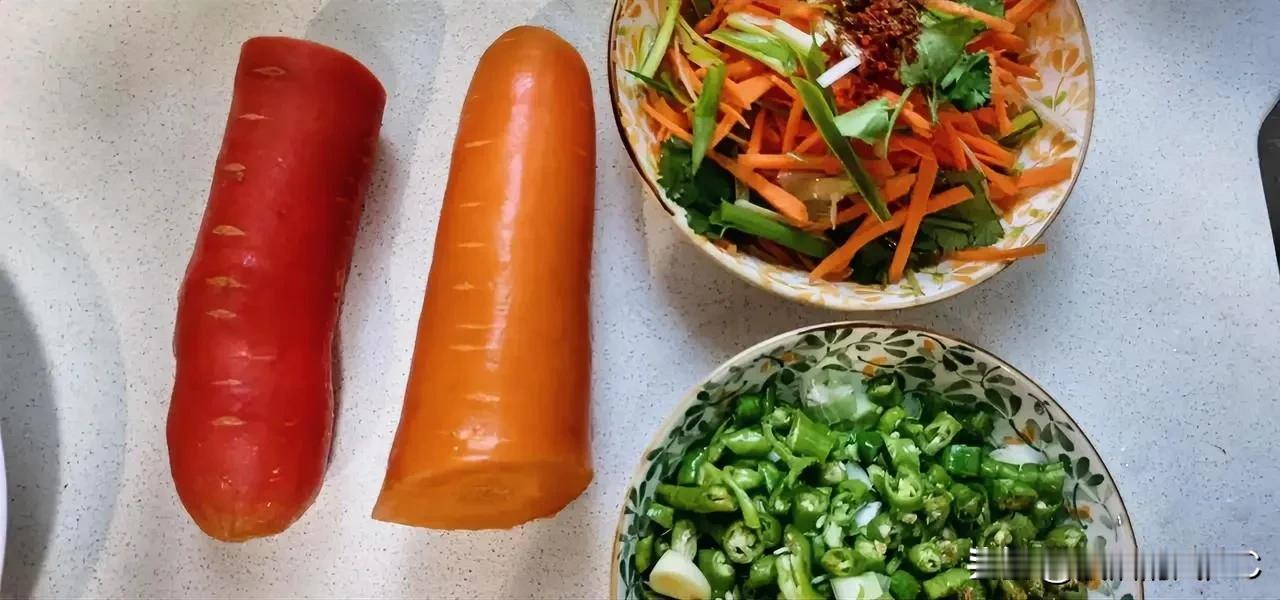 红萝卜与胡萝卜

每次去超市买萝卜，我都要在红萝卜和胡萝卜间犹豫一下，虽然红萝卜