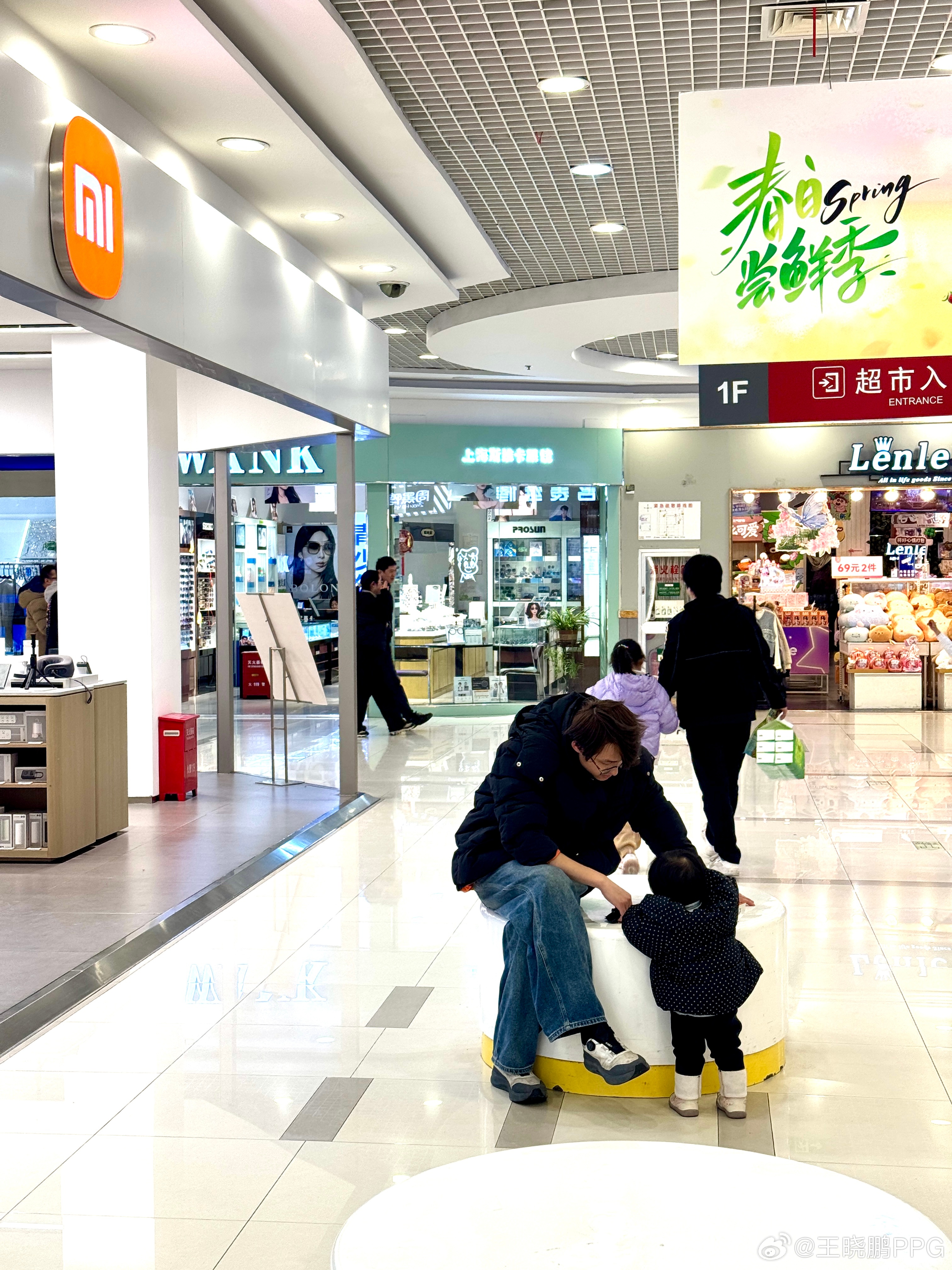 养过小孩儿都知道1岁多的小孩儿是最好玩的时候个子刚过你膝盖，走路像小鸭子一样成天