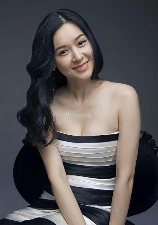 演员黄海冰，不接受前妻丁克，无奈和前妻协议离婚。再婚后娶了小12岁的美娇妻，连生