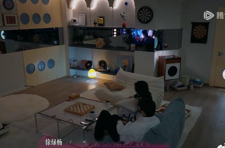 周佑凌柳柳这是在看逐玉吧周佑凌和柳柳两人是在看《逐玉》吧，这电视话题看起来像是噢
