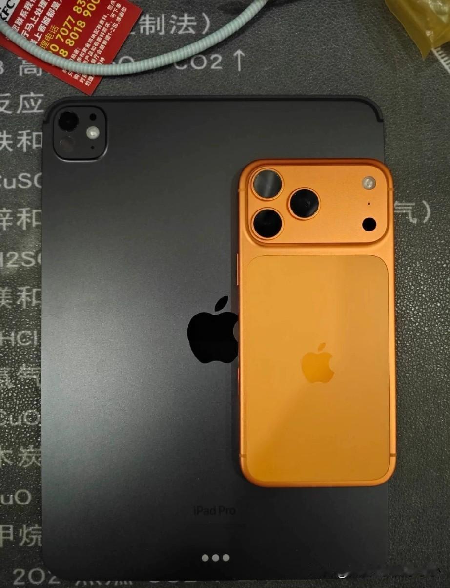 全网都是晒华为六件套的，今天我同事给孩子买的高考礼物是苹果两件套。
     i