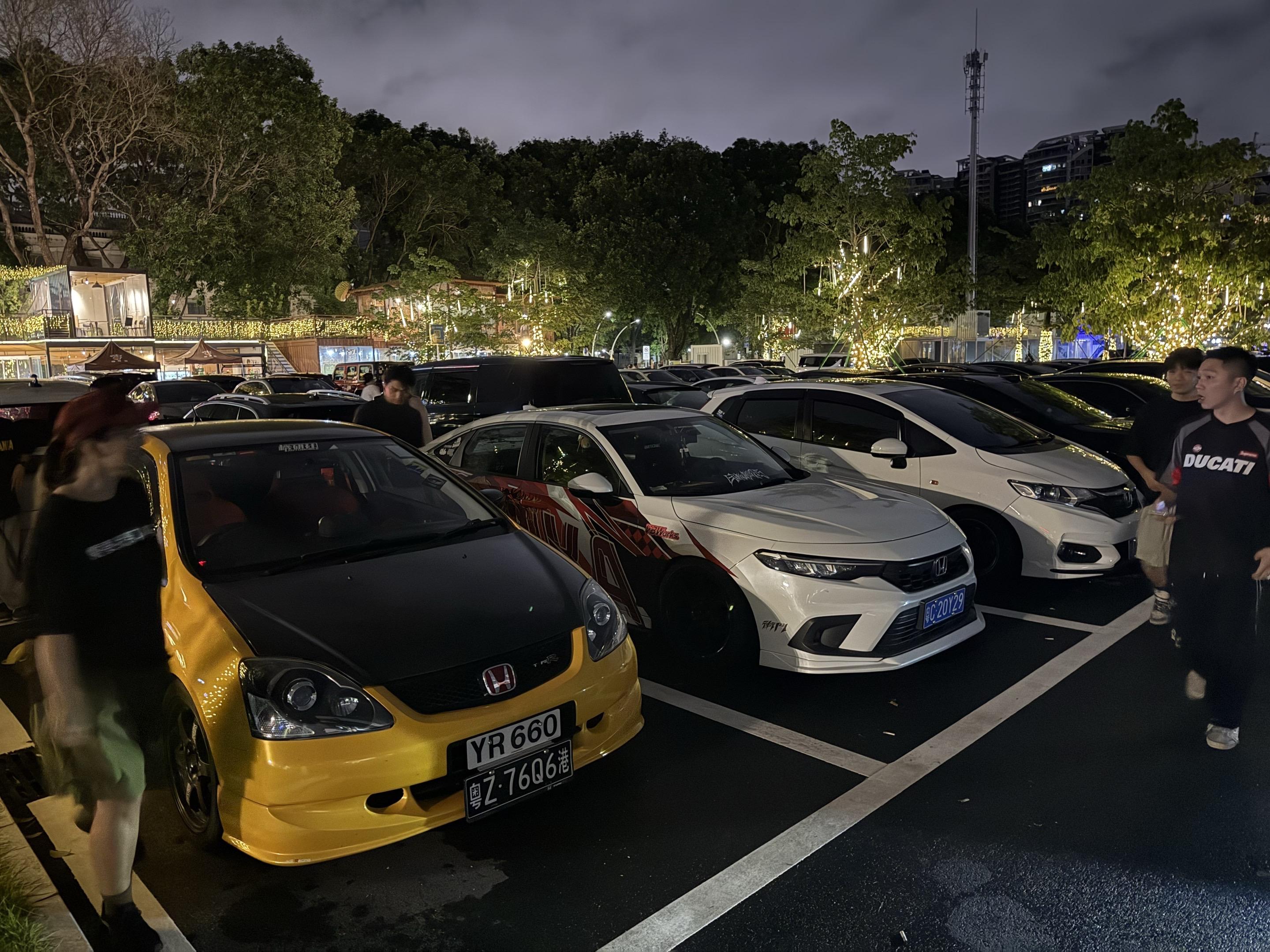 路上三台本田是飙车。那三台停一起是什么？