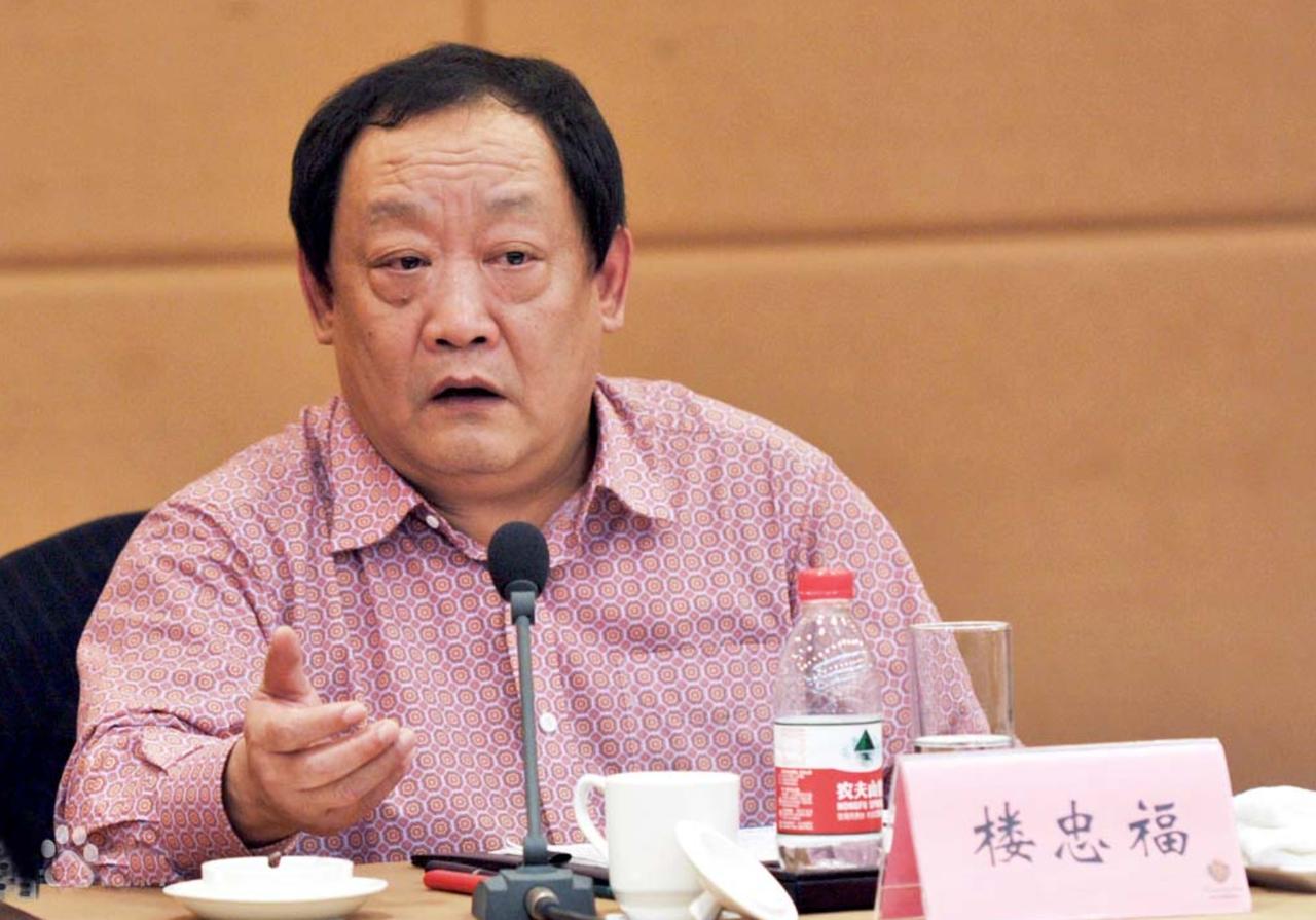 2000年，商人楼忠福以2.08亿天价拍下西湖边濒临破产的华侨饭店，所有人都认为