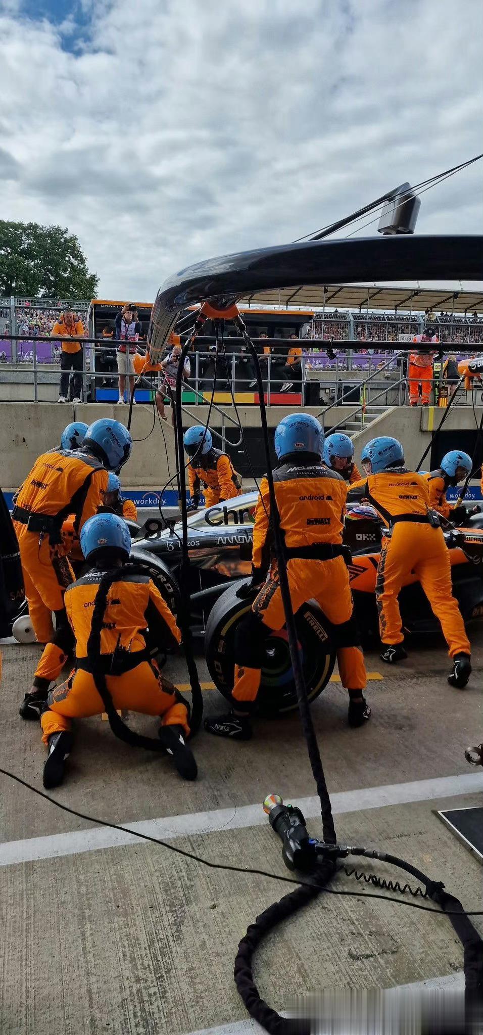#2023f1英国大奖赛排位赛# 如果迈凯伦都掉领奖台，责任只怪自己的策略组。莫
