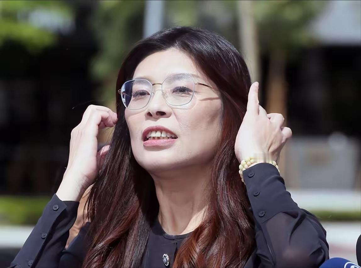 晨雾轻笼溪洲山脉，桃园大溪的台地上，红瓦黑墙的四合院落静立在龙柏与山茶之间，这里