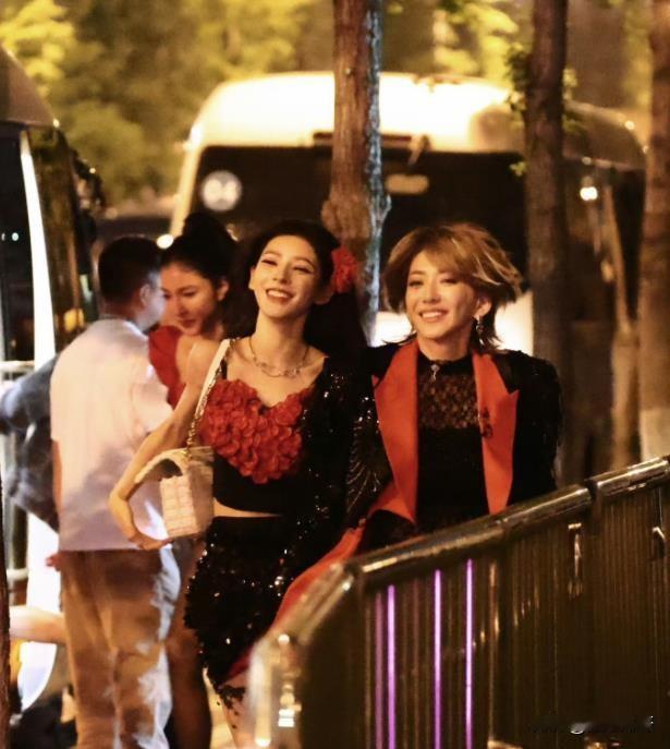 33岁张予曦到底有多美？看看路人的眼神就知道了！
《浪姐5》开播，张予曦多次凭借