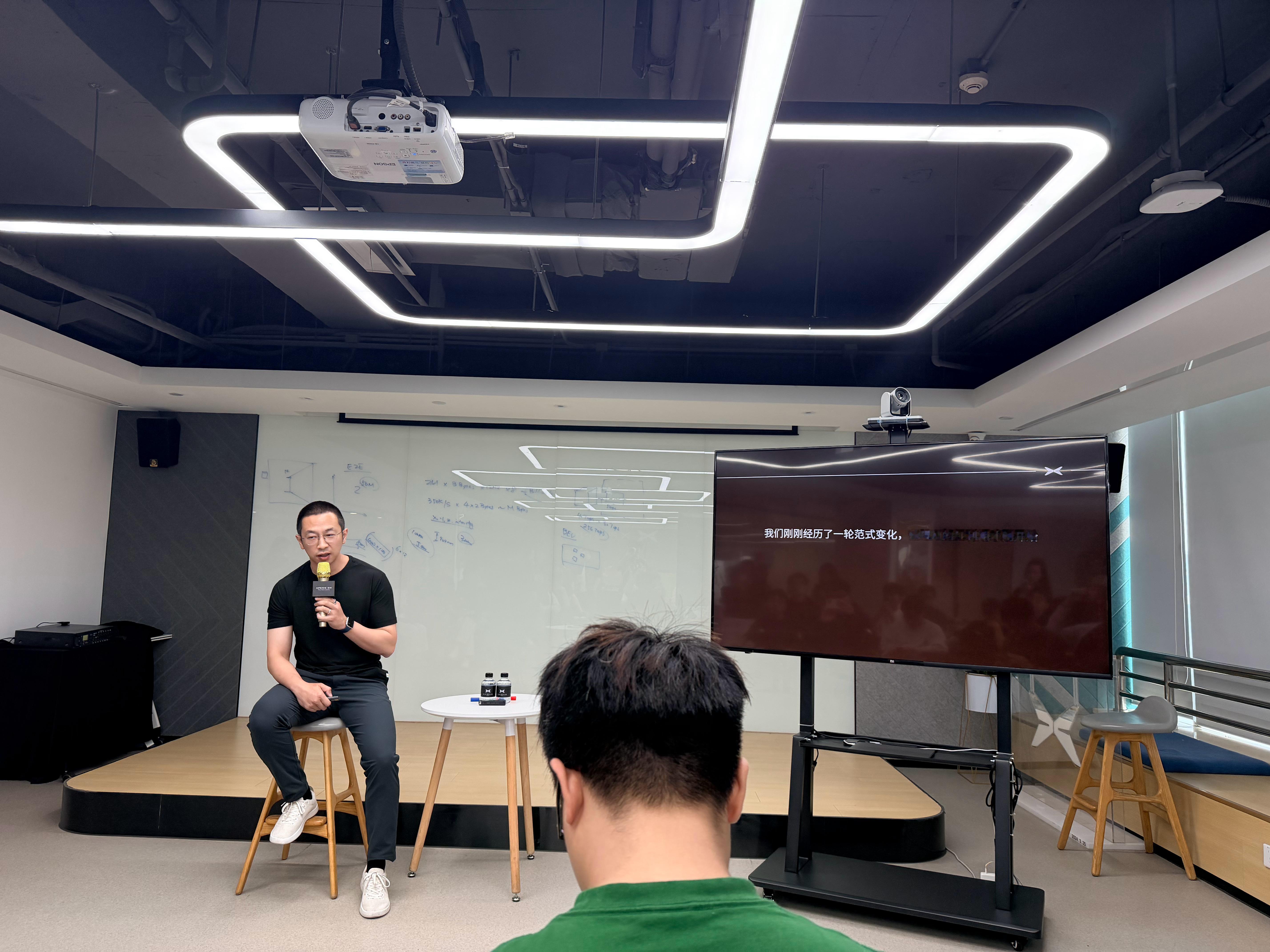小鹏第二代VLA一套模型打通全场景听先明讲课，等会试试VLA“2.2”。这个版本