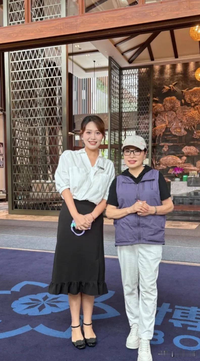前央视新闻联播主持人李瑞英现身海南，64岁的她，戴着眼镜，穿着紫色背心增高鞋，感