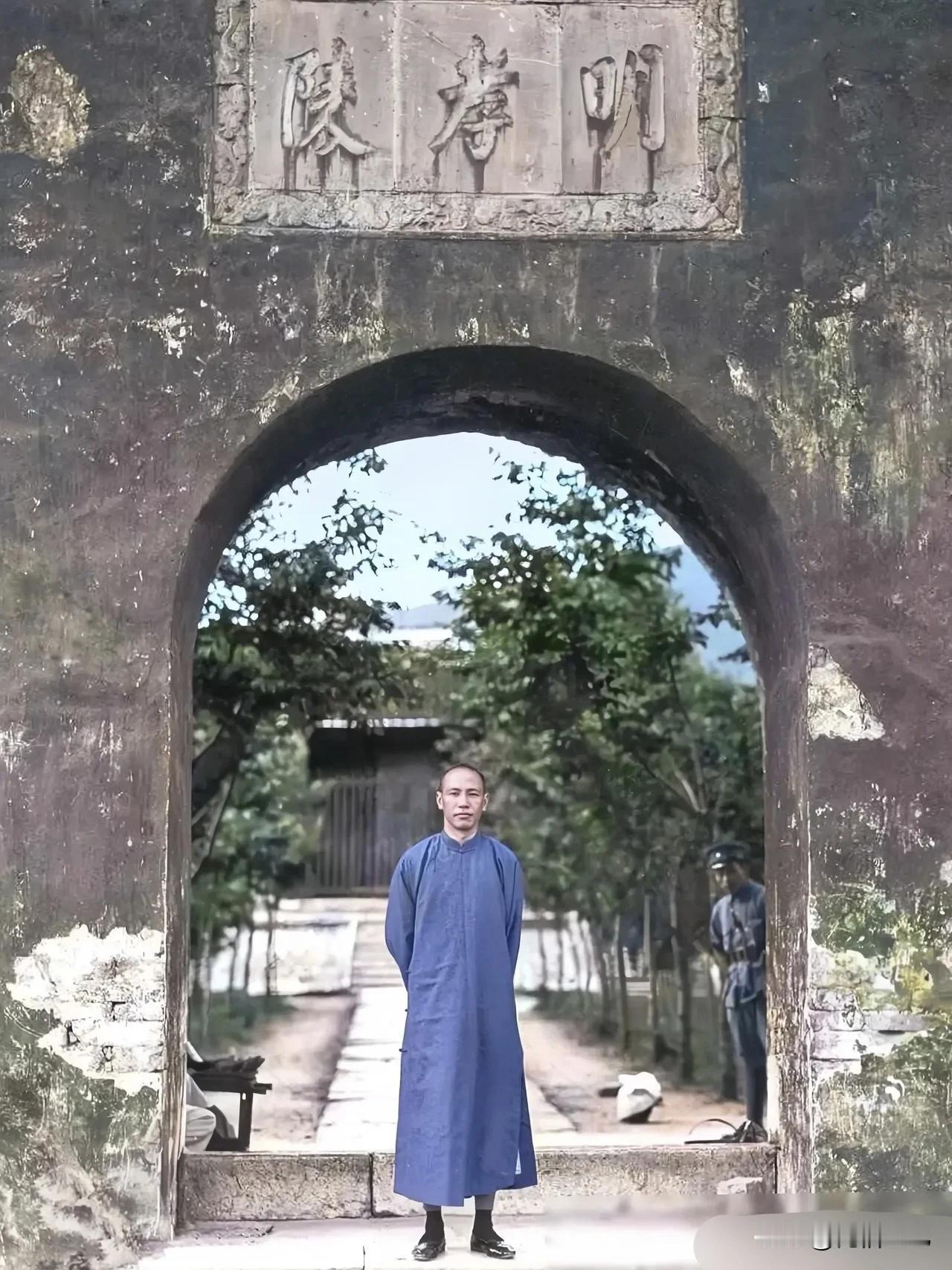 蒋还是很传统的，很多时候看他都是穿着传统服装，这是1927年蒋在明孝陵留下的一张
