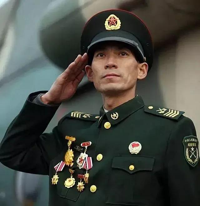 “定海神针”——新型直升机士兵专家
芮银超，1970年8月生，一级军士长，荣立三