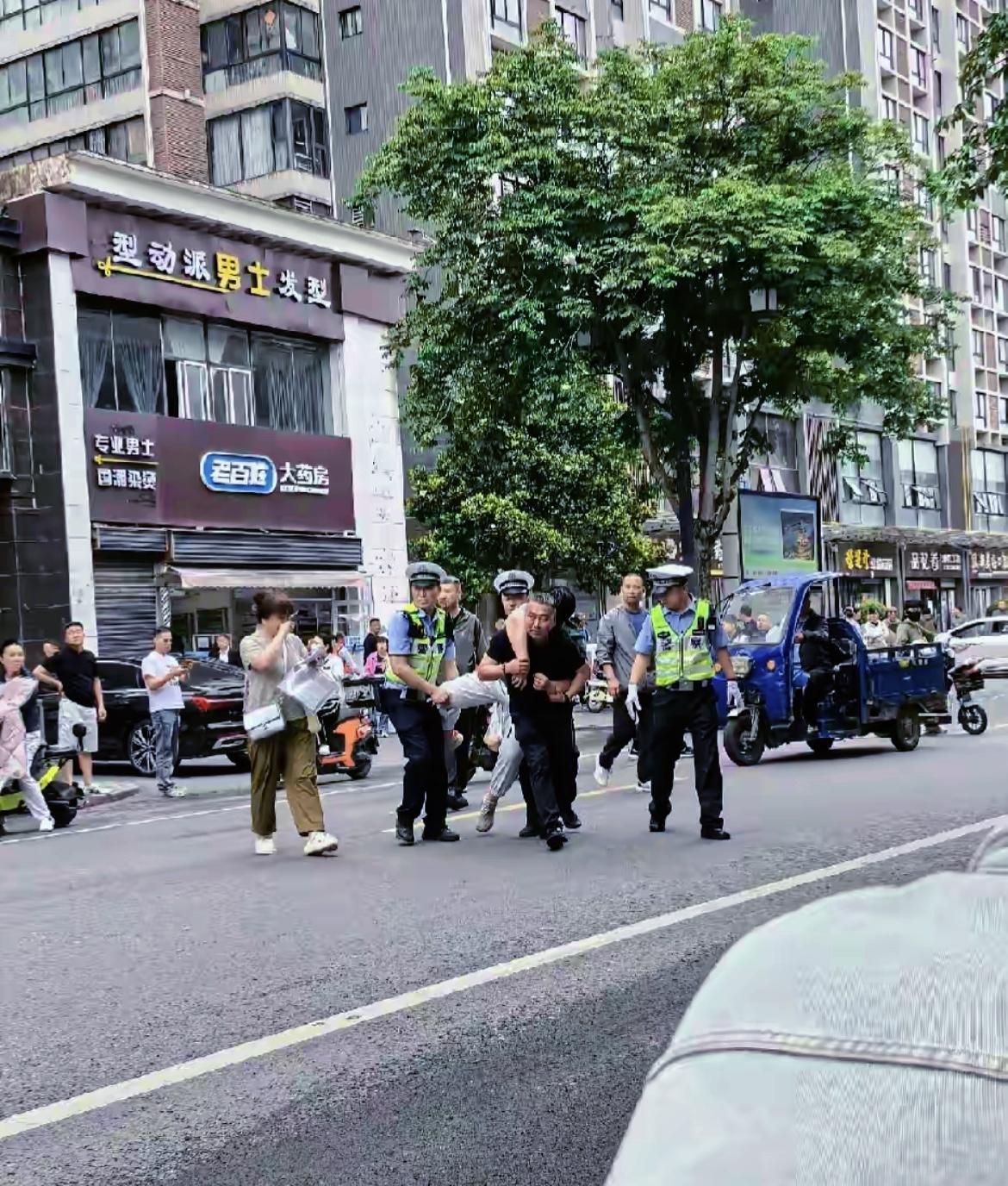 6月7号陕西考场外头闹出的动静，看得人心里真不是滋味。

离进场也就剩10分钟了