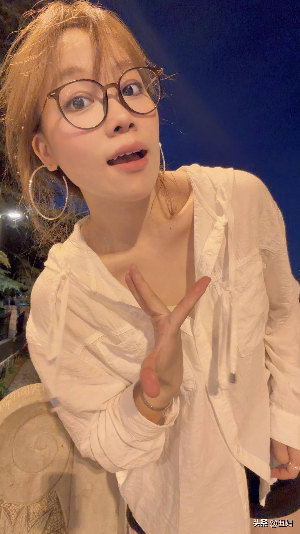你觉得女人的什么动作最迷人撩头发的时候，发丝在指尖滑动。