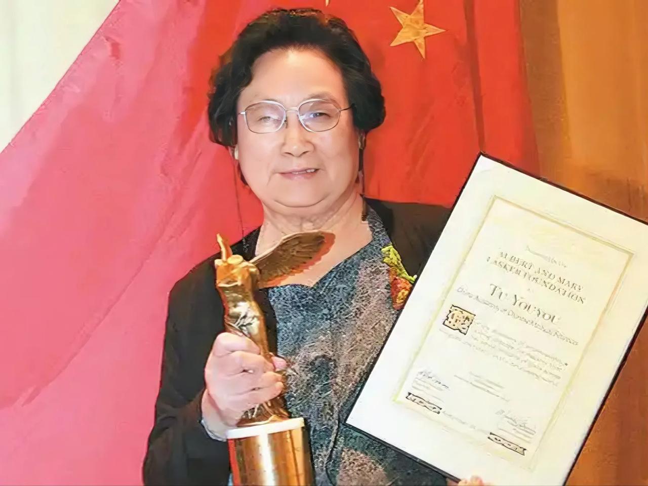 周六，《联合早报》报道：“中医科学院的首席科学家屠呦呦已获选为美科学院的外籍院士