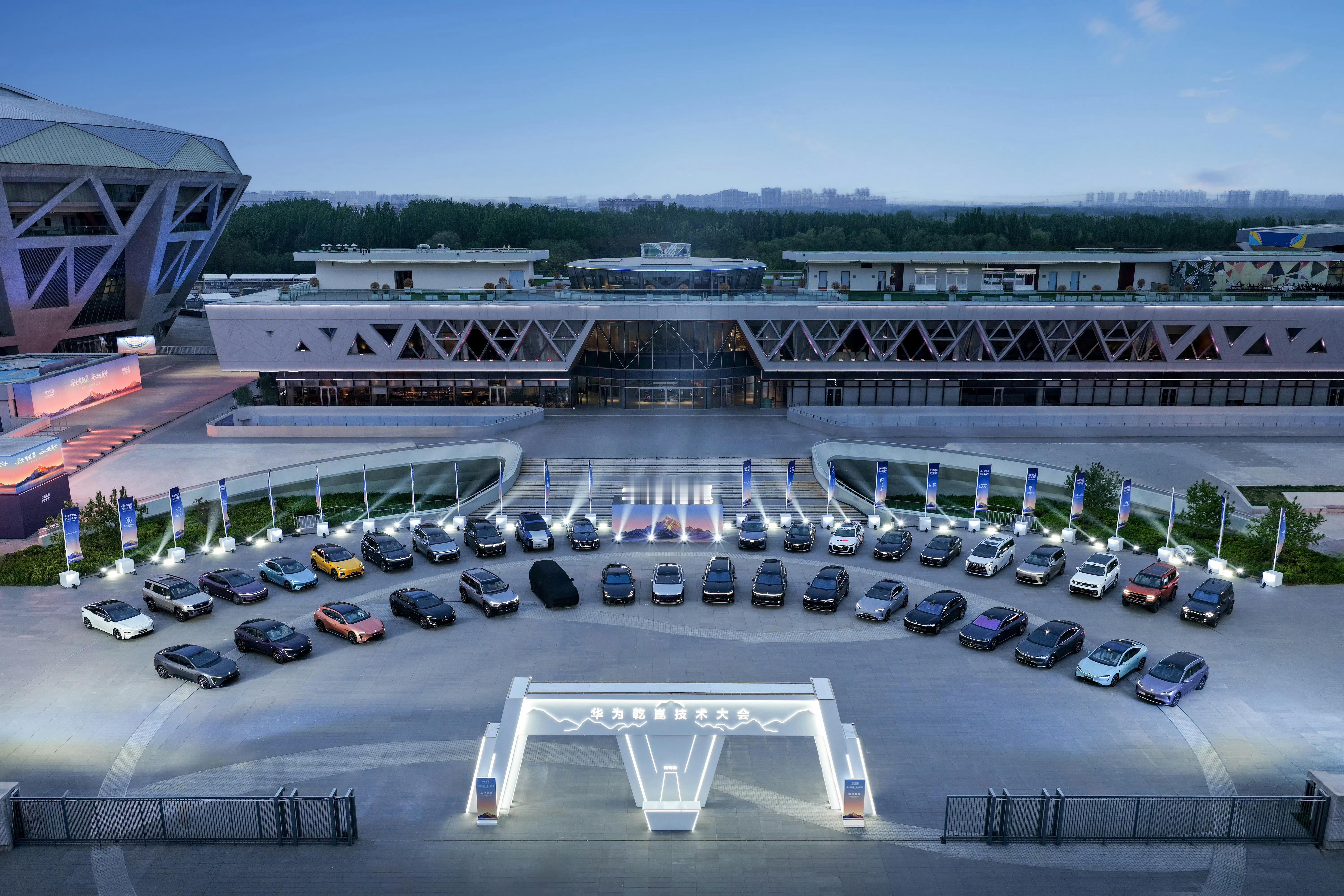 展示实力，华为乾崑的所有车型都在这了，包括“五界三境”、合作方案车型，对了，黑色