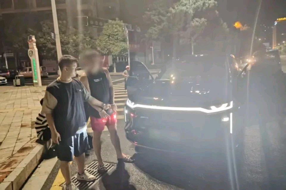 湖南郴州警方干得漂亮，捣毁了涉黄涉诈“引流”窝点，5人被拘！这些人专挑夜间，在小
