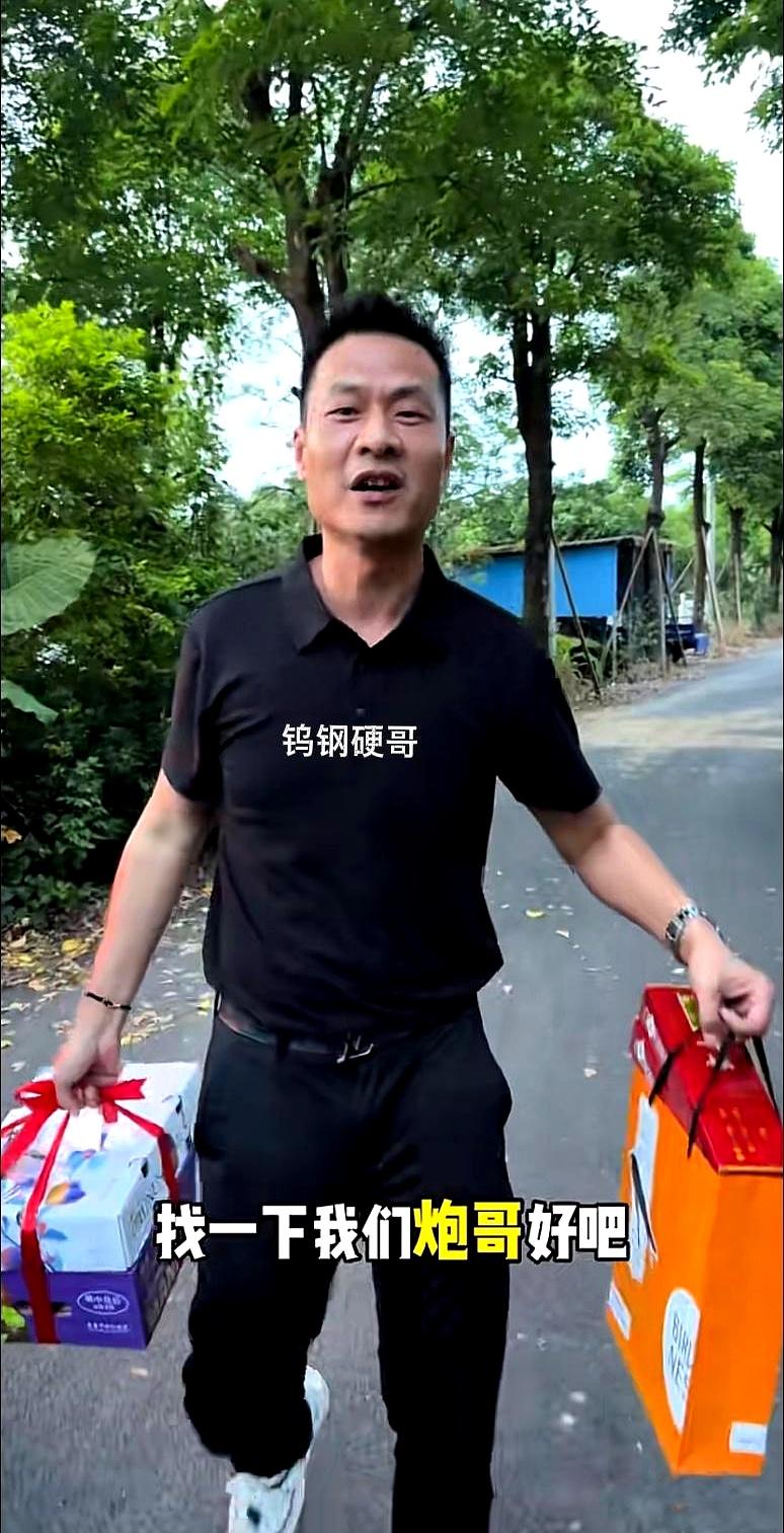 张大炮这招玩得溜啊，铁锅炖大鹅是假，钓中秋礼是真。
钨钢硬哥心里跟明镜似的，三千