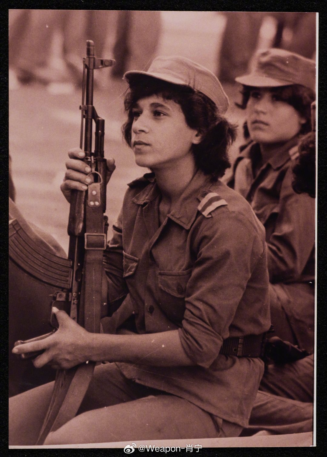 照片中的历史1981 年，巴勒斯坦解放组织（巴解组织）女兵在黎巴嫩贝鲁特参加总动