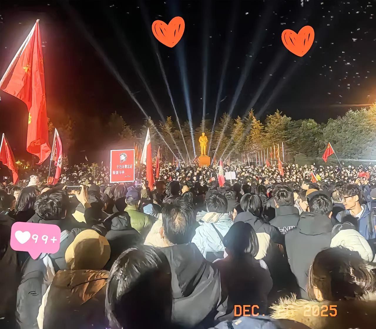 12月26日凌晨的湘潭
又一次被从四面八方赶来的人
潮彻底淹没了。没有任何官方组