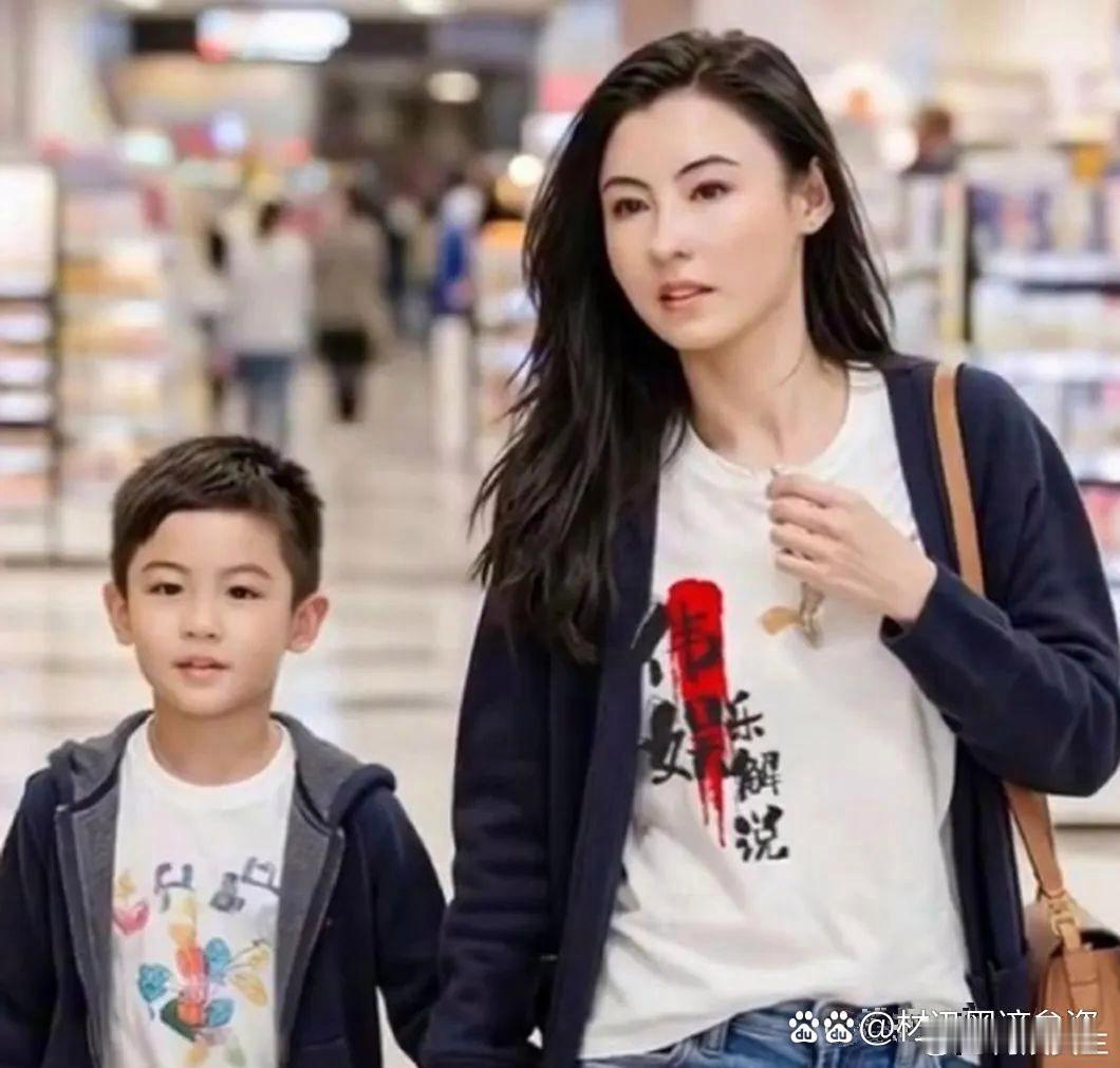 张柏芝带着小儿子出门，颜值高到让谢霆锋的两个儿子都显得逊色 
